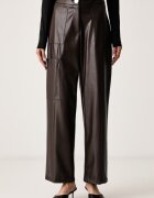 Armani Exchange pantaloni pentru femei din imitație de piele