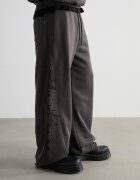 Cropp Pantaloni cu imprimeu - gri-închis