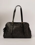  Geanta eleganta neagra cu aspect impletit si detalii metalice discrete