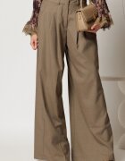  Pantaloni dama bej cu pliuri si croi lejer