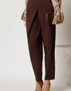  Pantaloni maro cu pliu petrecut