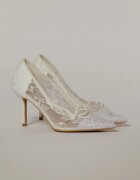  Pantofi eleganti albi imbracati in dantela