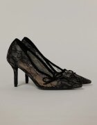  Pantofi eleganti negri imbracati in dantela