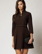  Rochie DY Fashion maro inchis scurta cu detalii la decolteu si pliuri pe fusta