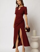  Rochie lunga bordo cu decupaj la decolteu si accesoriu auriu