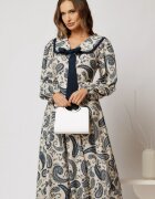  Rochie midi imprimeu floral bleumarin cu guler evidentiat cu volanas