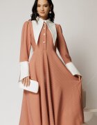  Rochie midi roz cu buline mici si guler ascutit