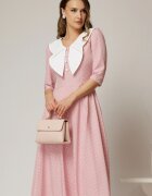  Rochie midi roz cu buline si guler amplu croi clos