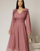  Rochie midi roz de ocazie din tull cu aplicatii la umeri si decolteu petrecut