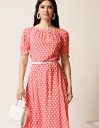  Rochie midi roz din viscoza in clos cu buline si curea in talie