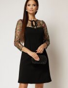  Rochie scurta neagra din crep cu croiul drept si dantela brodata