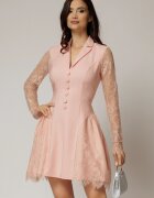  Rochie scurta roz cu maneci din dantela si nasturi decorativi