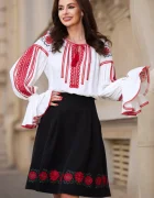Effect Fusta dama neagra in clos cu flori rosii brodate