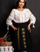 Effect Fusta dama neagra in clos cu maci galbeni brodati