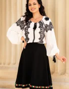 Effect Ia alba eleganta cu aplicatii din dantela chantilly