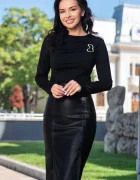 InPuff Basic Bluza eleganta neagra cu drapaj si accesoriu auriu