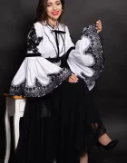 InPuff Camasa eleganta de inspiratie traditionala Elizabeth cu maneci tip clopot si broderie neagra