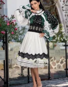 Legendaria Ie traditionala stilizata Poveste de Smarald