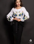 Lehel Ie traditionala din bumbac alb cu trandafiri albastri brodati pe maneci si bust