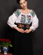 Traditional Brau Stefania cu trandafiri brodati