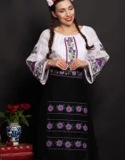 Traditional Ie a alba Lioara cu maneca clopot si trandafiri mov brodati
