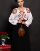 Traditional Ie a Pamela cu simbolul rombului si maneci din broderie englezeasca