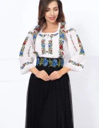 Traditional Ie dama brodata cu motive florale e multicolore
