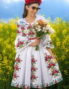 Traditional Rochie a alba Irinuca in clos cu broderie viu colorata