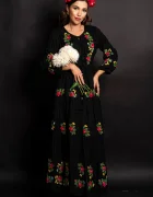 Traditional Rochie a Doina Neagră brodata cu trandafiri rosii si galbeni