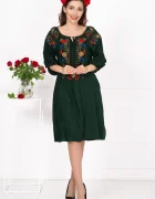 Traditional Rochie a verde Aura cu flori brodate si maneci perforate