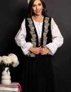 Traditional Vesta a Brandusa din catifea neagra cu trandafiri bej brodati