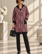 158C Cardigan oversize cu motive jacquard in nuante de rosu si bordo gluga neagra si croi lejer stil u