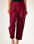 158C Pantaloni bordo cu pliuri si panou suprapus usor bufanti