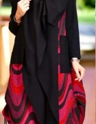 158C Vesta lunga statement din material tip brocart in nuante rosu-bordo cu guler negru asimetric