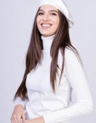 Shopika Bereta alba clasica cu strasuri foarte fine aplicate pe toata suprafata din bumbac si lana