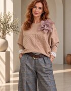 Shopika Bluza dama lejera din material gofrat de vascoza cu floare decorativa bej