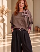 Shopika Bluza dama lejera din material gofrat de vascoza cu floare decorativa maro