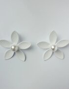 Shopika Cercei in forma de floare cu cinci petale si perla sintetica alba in mijloc alb mat