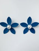 Shopika Cercei in forma de floare cu cinci petale si perla sintetica alba in mijloc albastru mat