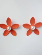 Shopika Cercei in forma de floare cu cinci petale si perla sintetica alba in mijloc corai mat