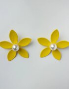 Shopika Cercei in forma de floare cu cinci petale si perla sintetica alba in mijloc galben mat