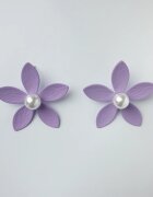 Shopika Cercei in forma de floare cu cinci petale si perla sintetica alba in mijloc lila mat