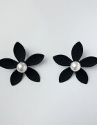 Shopika Cercei in forma de floare cu cinci petale si perla sintetica alba in mijloc negru mat