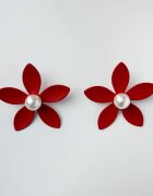 Shopika Cercei in forma de floare cu cinci petale si perla sintetica alba in mijloc rosu mat