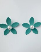 Shopika Cercei in forma de floare cu cinci petale si perla sintetica alba in mijloc verde mat