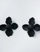 Shopika Cercei in forma de floare cu patru petalenegru mat