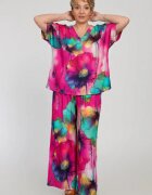 Shopika Compleu cu pantaloni din vascoza cu matase cu imprimeu flori picturale pe fond fucsia
