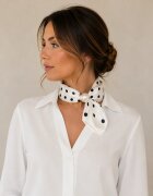 Shopika Esarfa colier satinata cu perla decorativa si inchidere magnetica buline pe fond alb