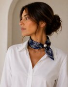 Shopika Esarfa colier satinata cu perla decorativa si inchidere magnetica imprimeu floral alb pe fond albas