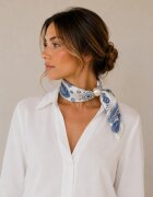 Shopika Esarfa colier satinata cu perla decorativa si inchidere magnetica imprimeu floral albastru pe fond